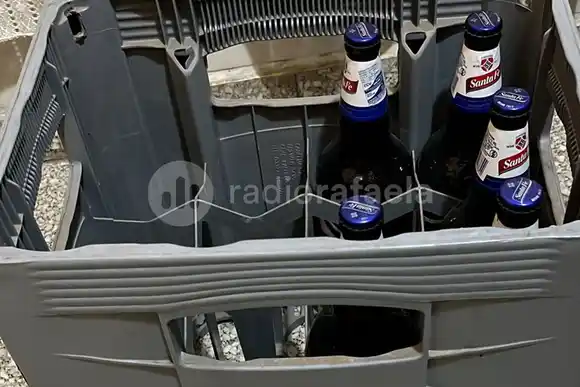 ¡Se escaparon las cervezas del negocio!