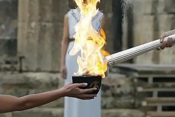 La llama olímpica va rumbo a París 2024 tras ser encendida en Grecia