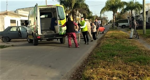 Una mujer trasladada al Hospital tras choque entre auto y moto: los vehículos desparecieron de la escena