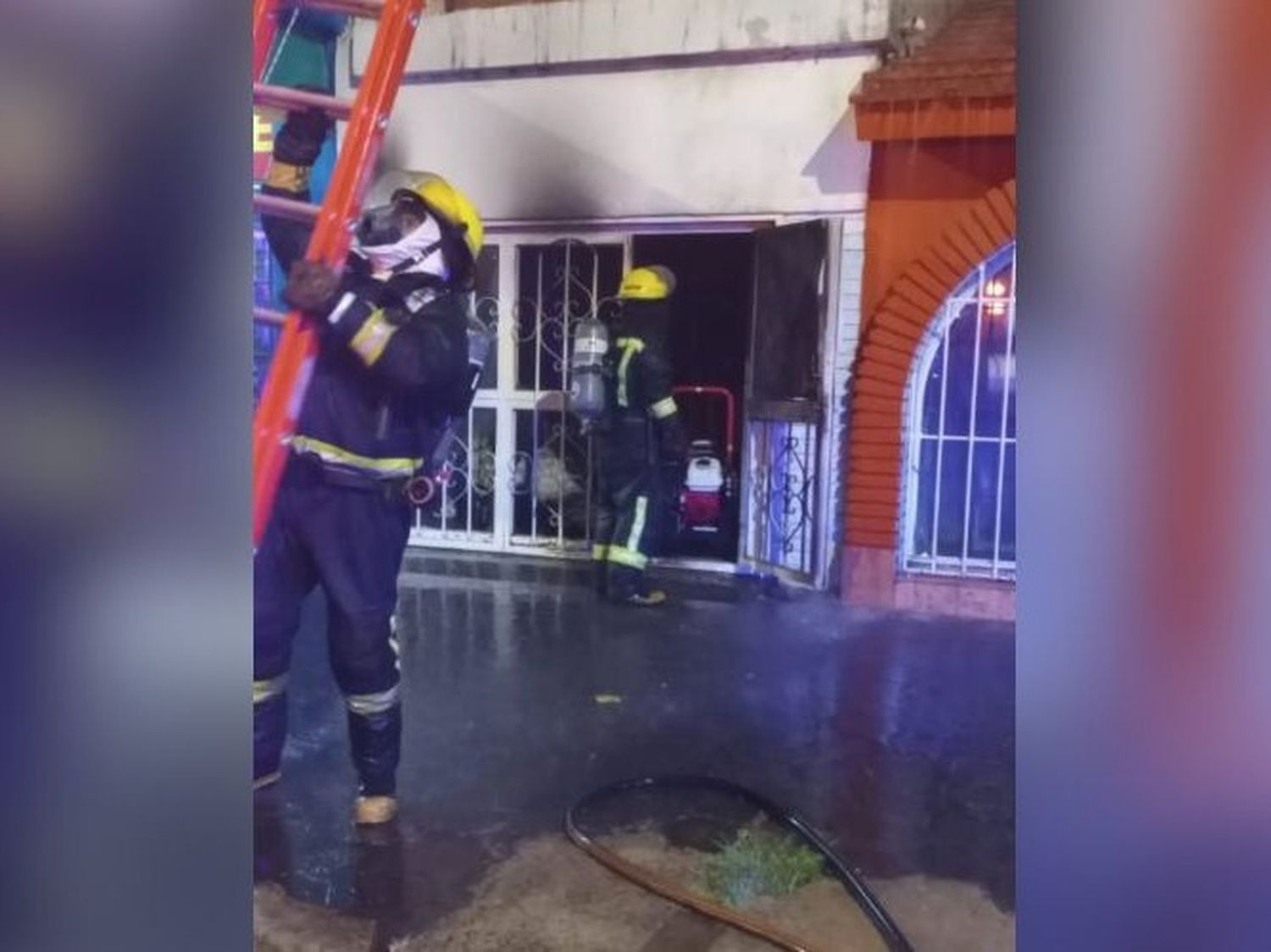 Bomberos apagan incendio en Frontera y salvan a un perro atrapado