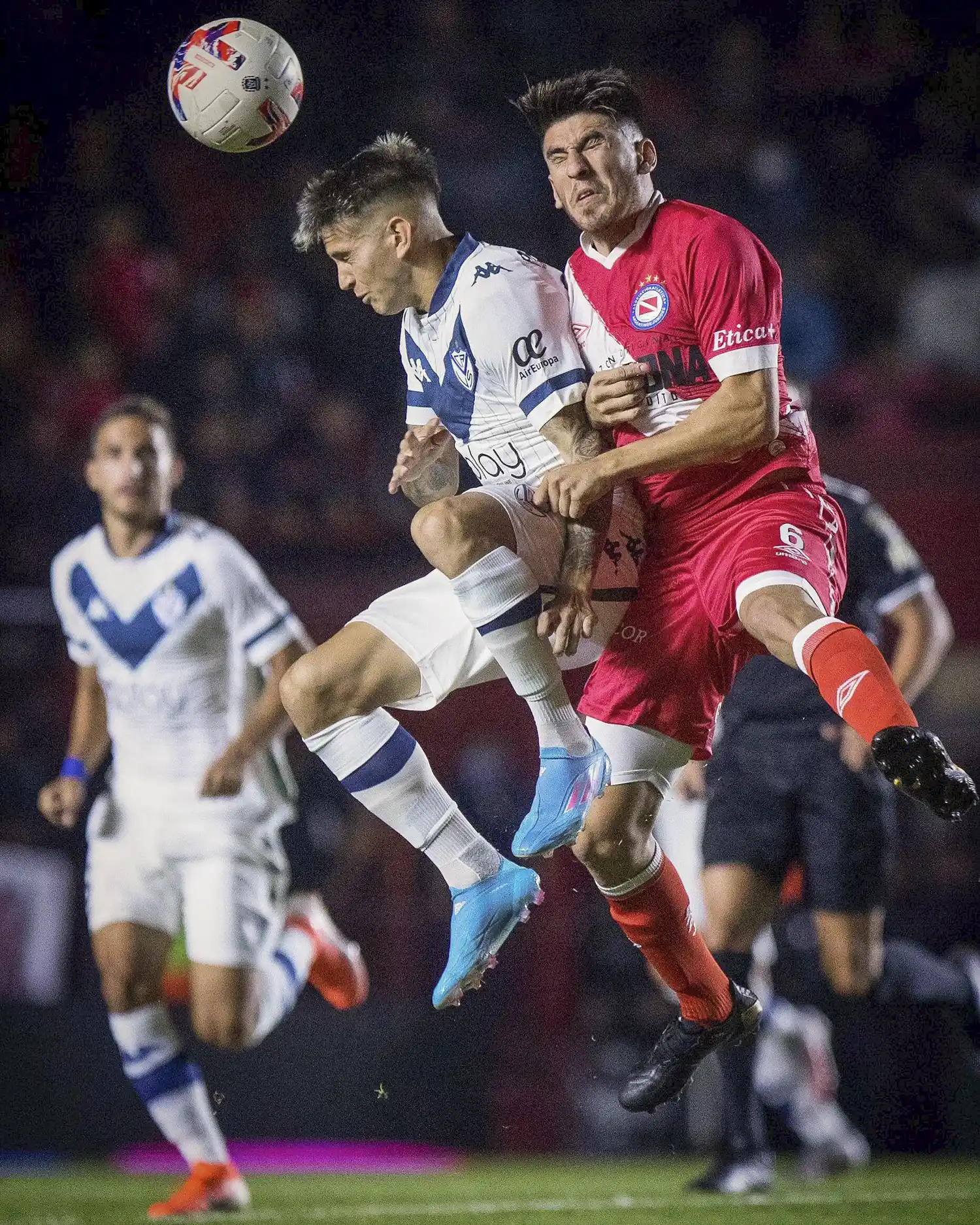 Duelo aéreo en el entretenido partido disputado en La Paternal.