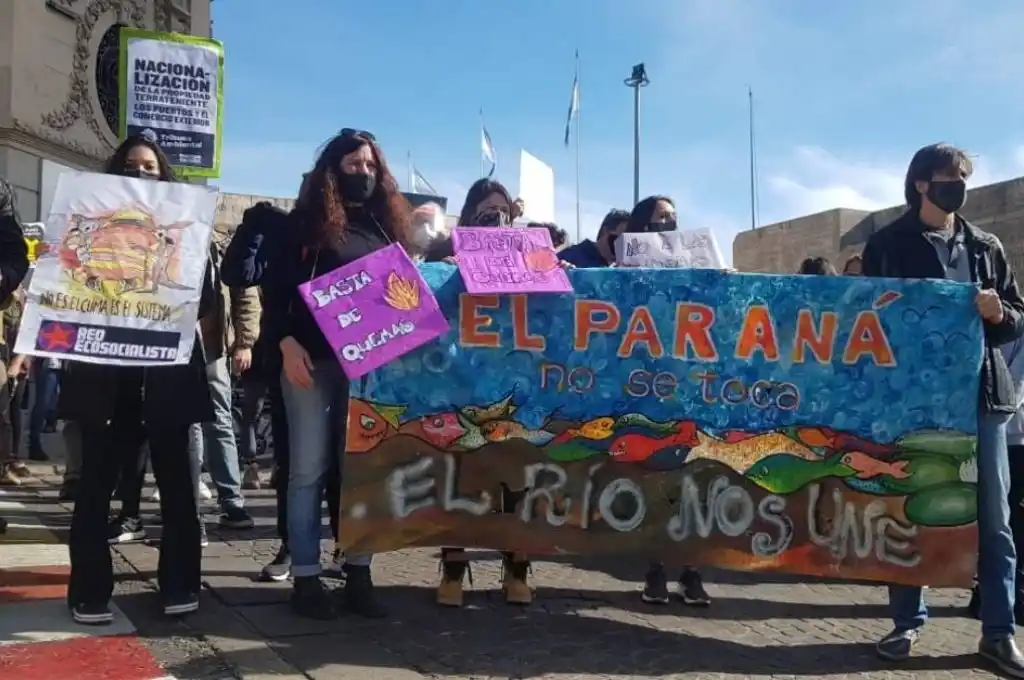 Rosario: manifestación frente al Concejo por las quemas en las islas