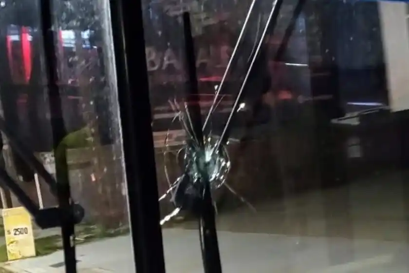 Se paralizó el transporte por unas horas en Rosario tras violento asalto a mano armada en una unidad