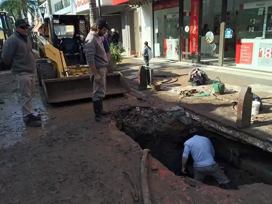 Caos en el centro: un caño roto provocó el corte de la 25 de Mayo