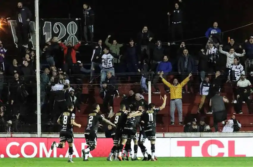 Estudiantes de Buenos Aires dio el gran golpe ante Colón y es semifinalista