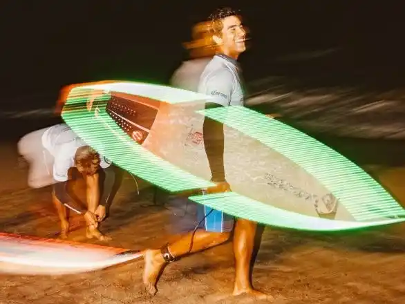 Organizado por El Calamar Loco – Casa Pampa, Surf de Noche propone una experiencia diferente.