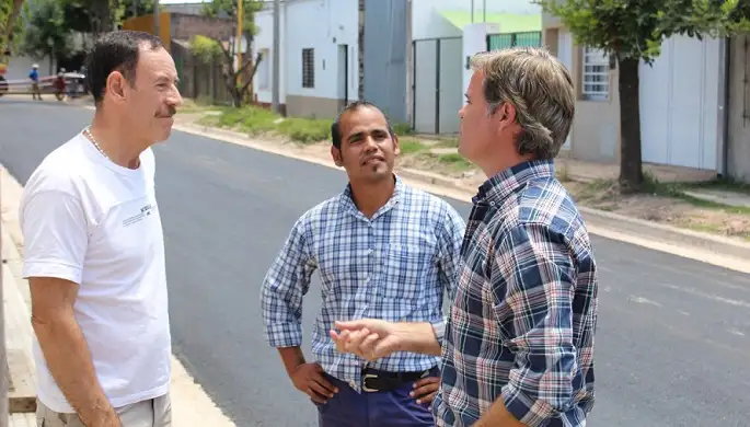 Piaggio recorrió las obras de asfaltado en calle Concordia