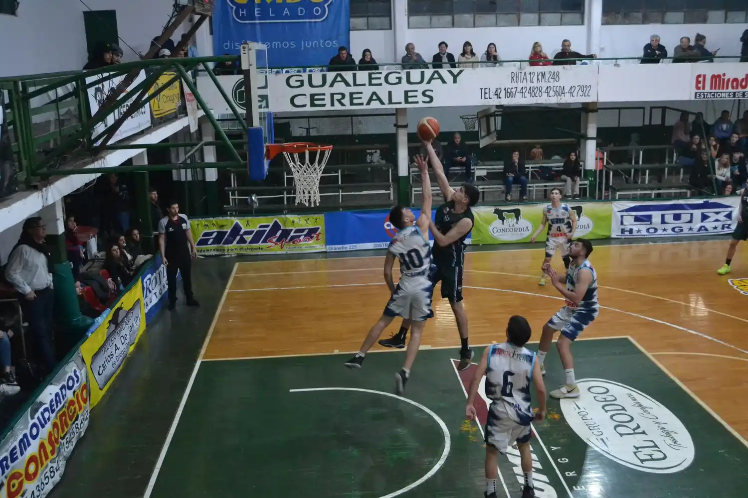 B.H. viene de dos caídas sucesivas. Primero fue Olimpia el pasado miércoles y este sábado Atlético Tala lo volvió a derrotar. Los dirigidos por Joaquín Etcheverry se alejaron de la punta de la conferencia 1.