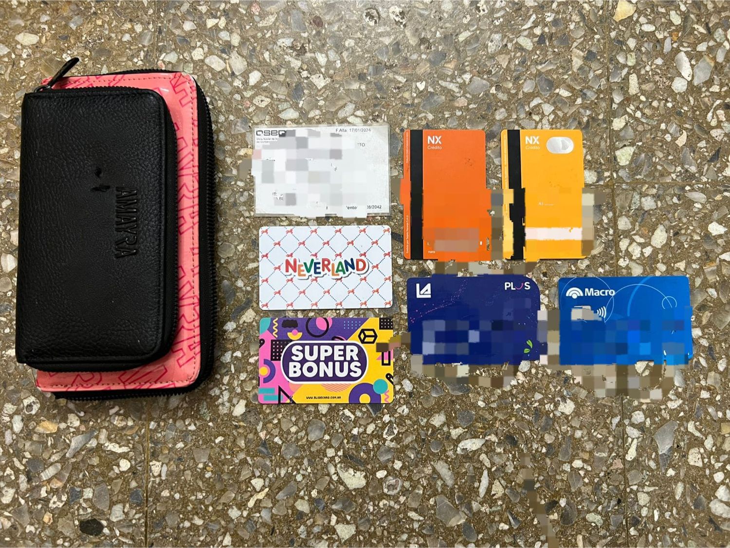 En la región: encontró una billetera tirada, no la devolvió y le "detonó" la tarjeta de crédito en varios comercios