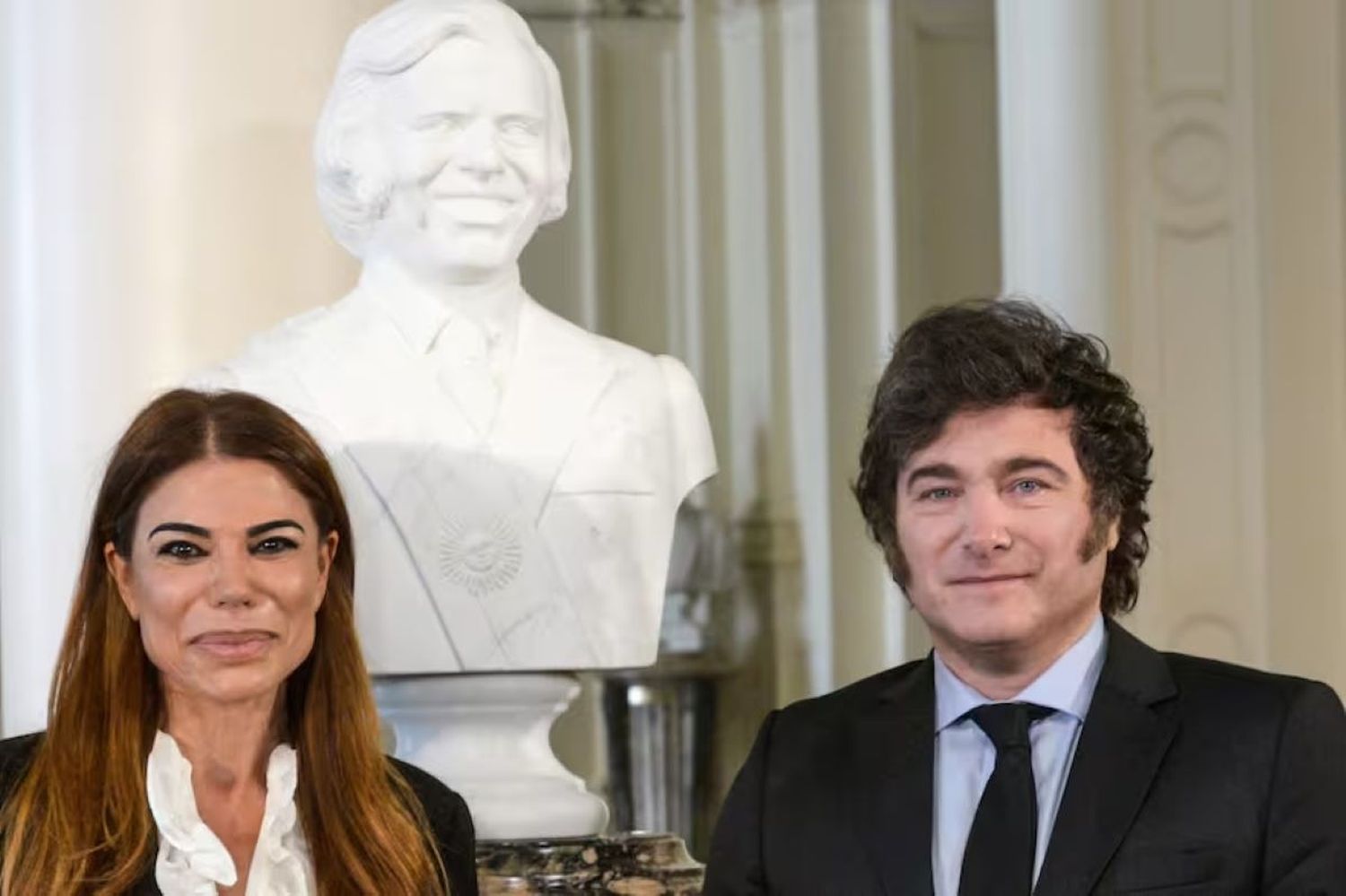 Milei inauguró el busto de Menem en el 35º aniversario de su primer triunfo electoral