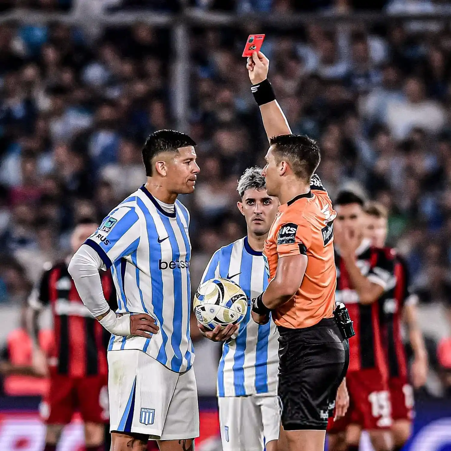 El momento de la expulsión de Rojo en el clásico.
