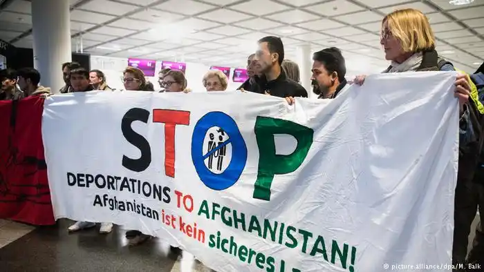 Alemania suspende las deportaciones de refugiados afganos