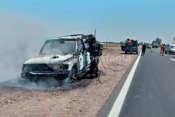 Pérdidas totales en un vehículo que se incendió sobre la Ruta Provincial 70