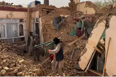 Tragedia en Afganistán: un fuerte sismo dejó al menos 27 muertos y casi mil heridos