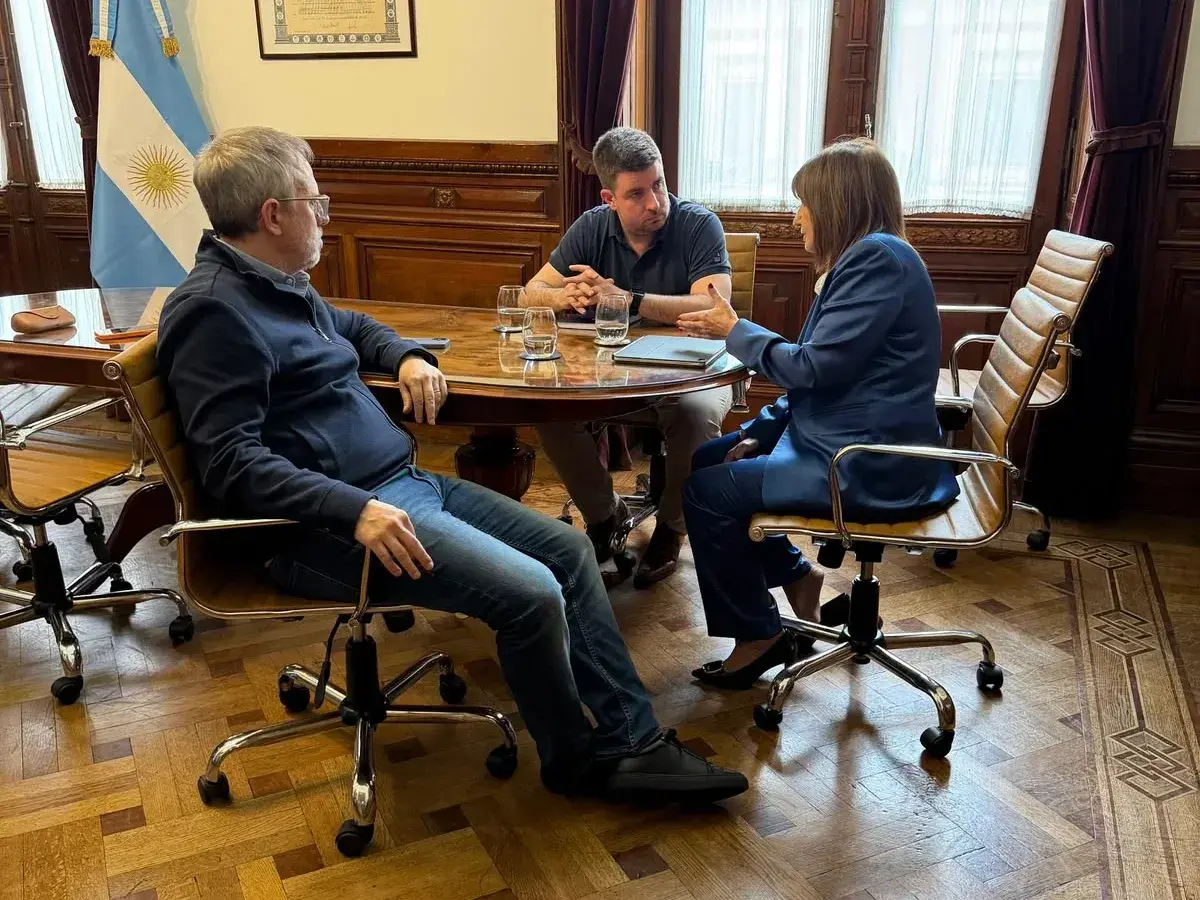 Genna, Bullrich y Valenzuela en la reunión.