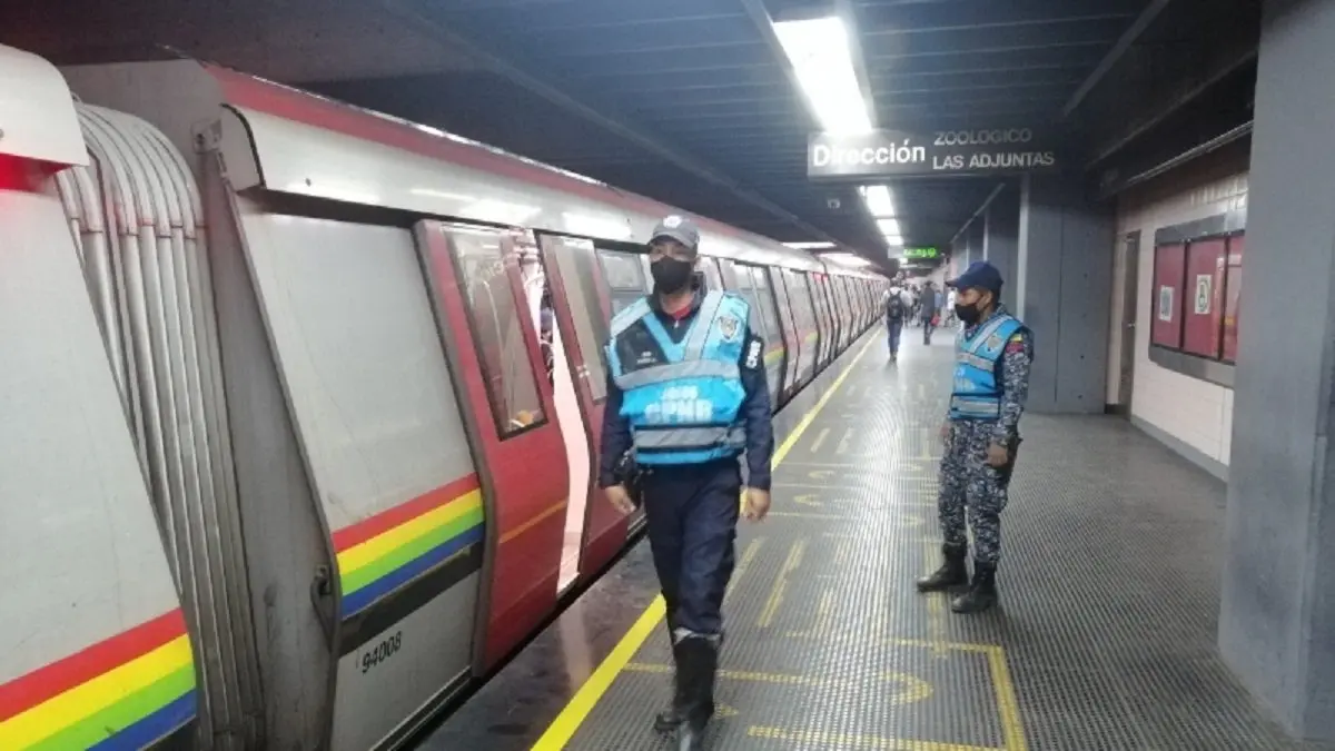 ¡AGARRADOS A CUCHILLAZOS! Sangrienta riña en el Metro de Caracas