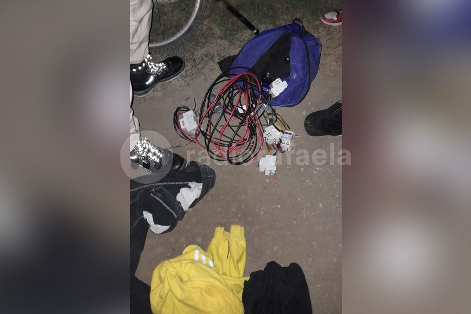 “Estaba trabajando” en una obra en construcción a las diez de la noche: lo agarraron con cables robados