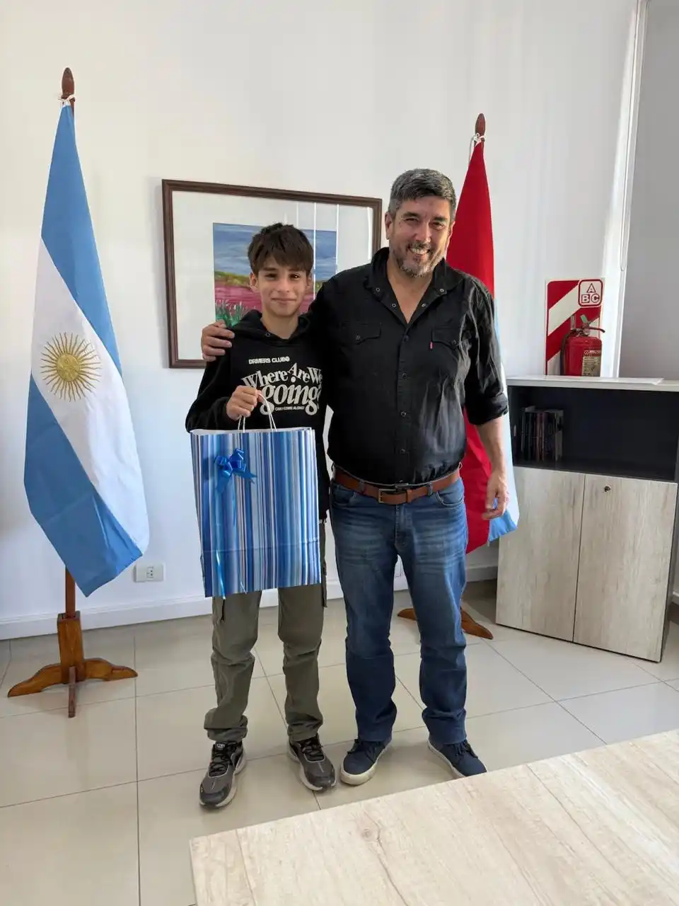 El intendente Adrián Fuertes recibió al ganador del Cardenal de Oro