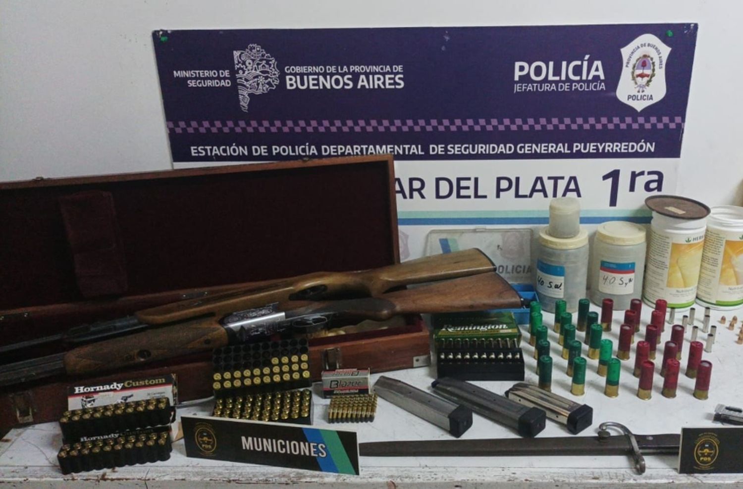 Lo denunciaron por violencia familiar y encontraron explosivos, armas y droga