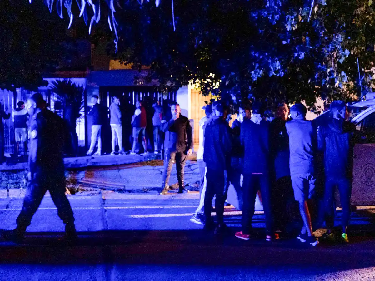  Barrio Parque: apedrean a  personal policial que desactivó  una fiesta clandestina