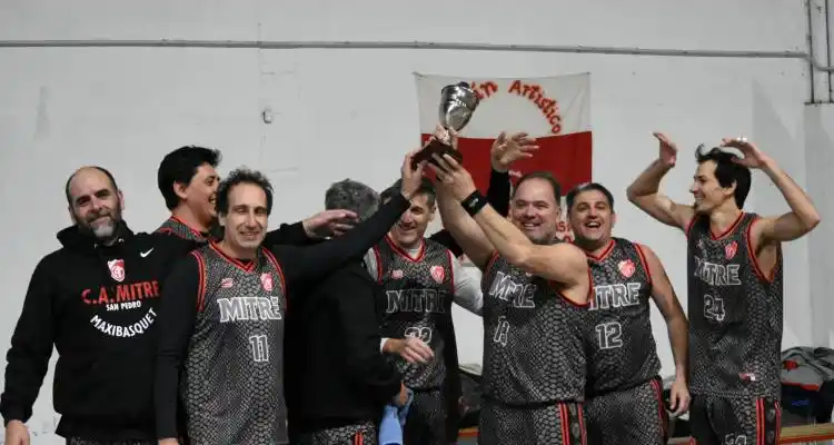 Torneo Local +35: Mitre se desquitó de Tiro Federal en la definición y gritó campeón