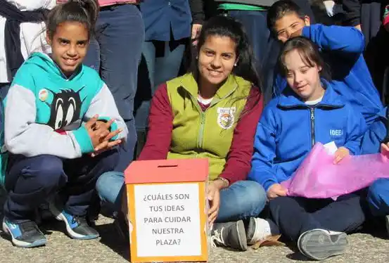 Alumnos de escuela Rawson, IDEEA e ISPED intervinieron Plaza San Martín