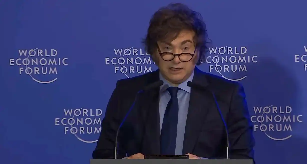 Milei dijo que está "construyendo una nueva Argentina sobre tres pilares fundamentales: una macroeconomía ordenada, anclada en el equilibrio fiscal, un esfuerzo titánico para desregular toda la economía". NA