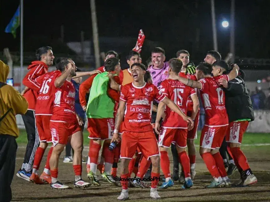 Mitre se quedó con el clásico en el último minuto. PH: Javier Aguado