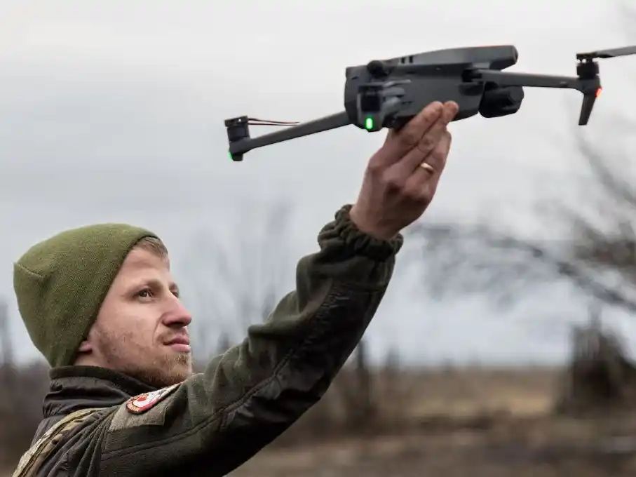 Soldado ucraniano con dron. Imagen ilustrativa