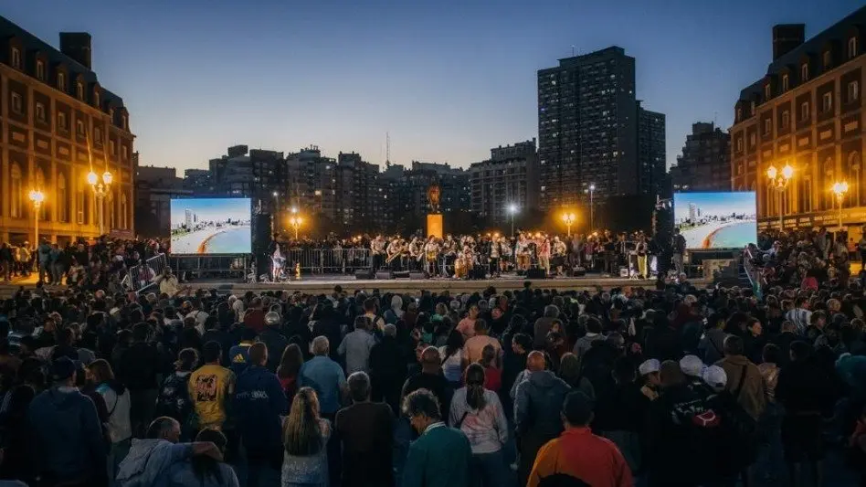  Con un acto oficial se encendieron las Farolas históricas de la Rambla
