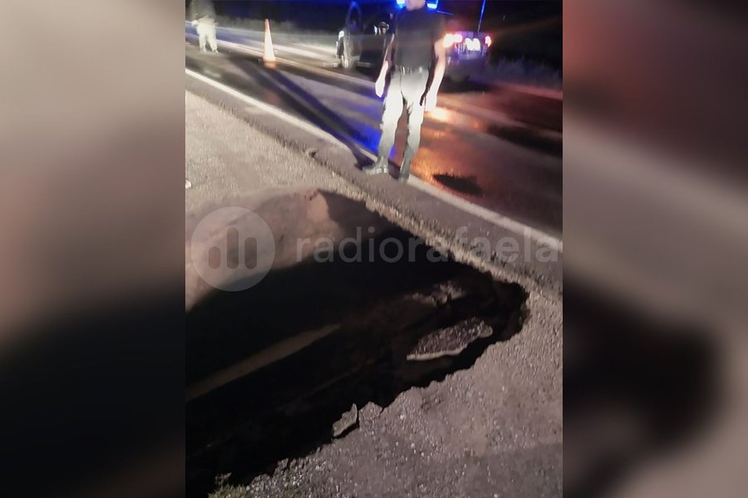 Corte de tránsito por un increíble socavón en la banquina de la Ruta 13