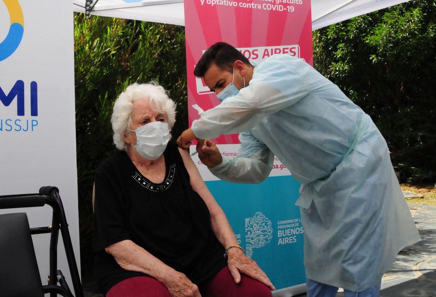 Con más dosis de las esperadas y una gran expectativa, se dio inicio a la vacunación en geriátricos