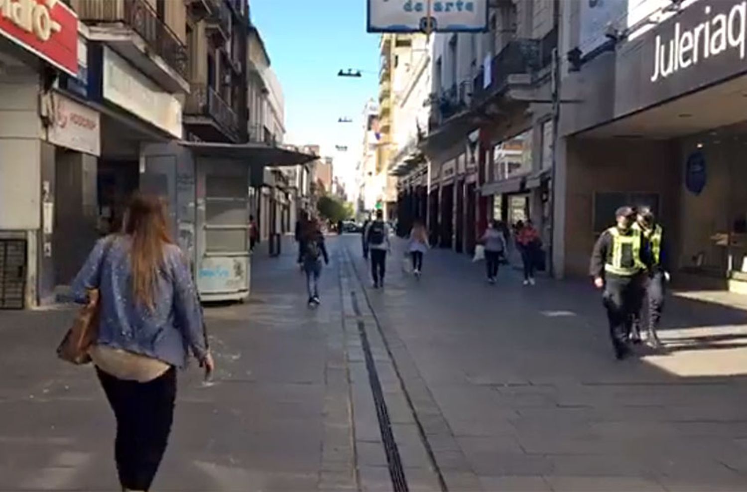 Limpieza extrema, personal reducido y horarios específicos: se reactivaron los comercios de la peatonal Córdoba