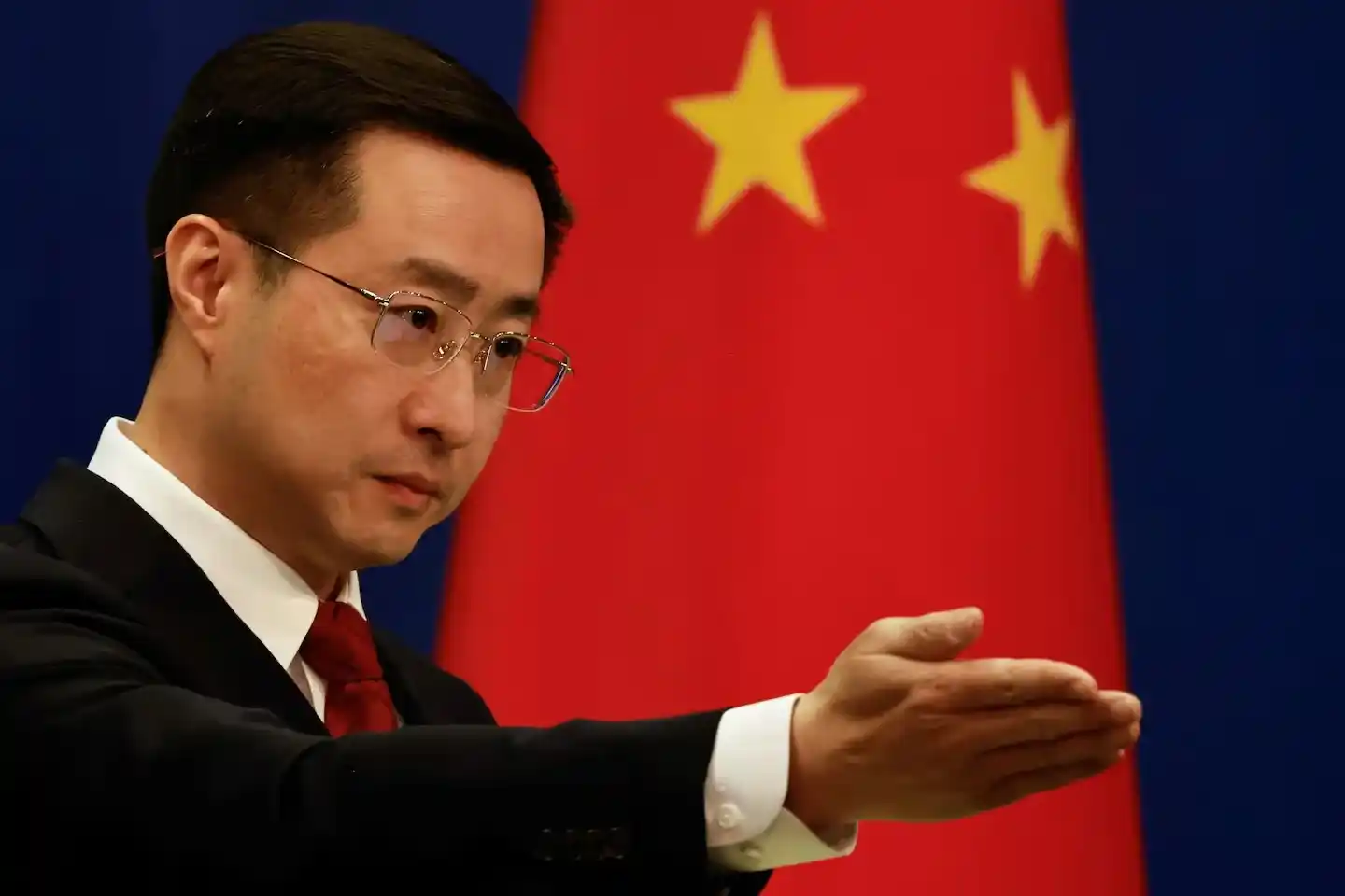 El portavoz Lin Jian calificó las afirmaciones del líder republicano como una “completa falsedad”.