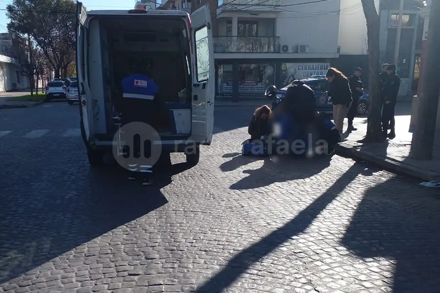 Se descompensó en la vía pública y fue asistido por vecinos