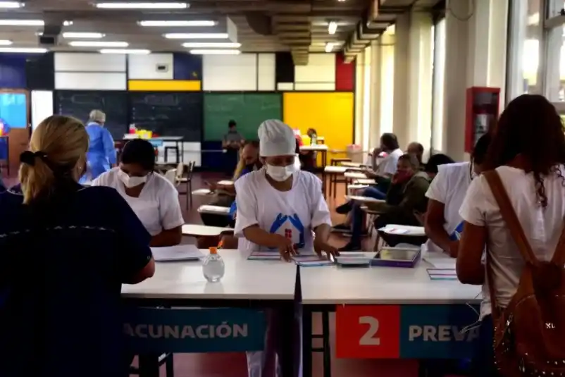 Sputnik V en Mar del Plata: Con el refuerzo de 3000 dosis inoculan a adultos mayores