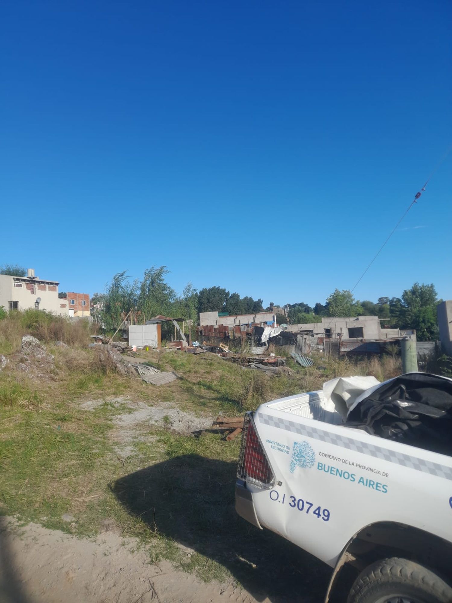 Efectivos policiales trabajan en el lugar para colaborar con las tareas y acelerar el proceso de desalojo.