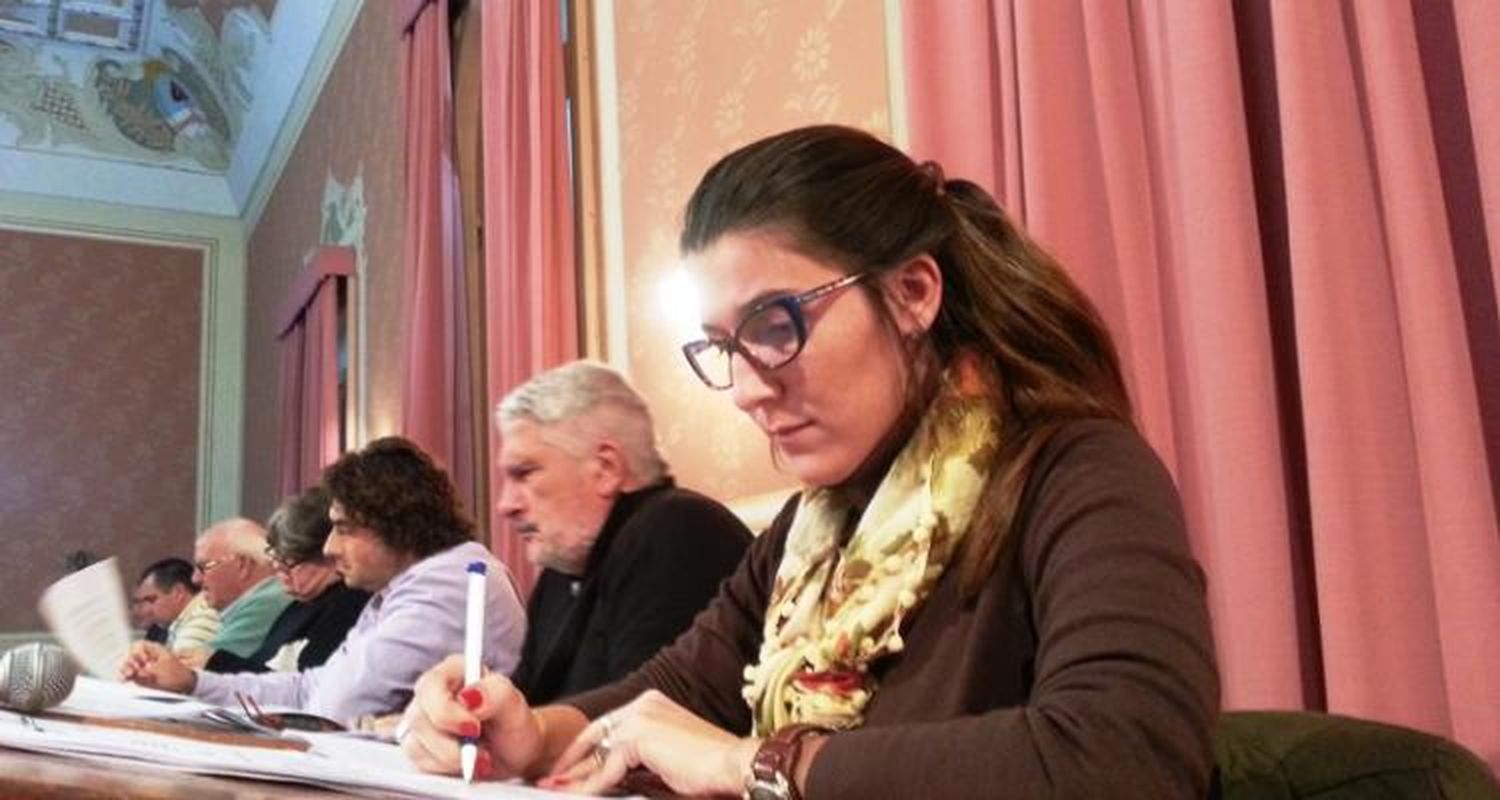 Vázquez cuestionó la compra de 10 sillas por $ 11 mil con el Fondo Educativo