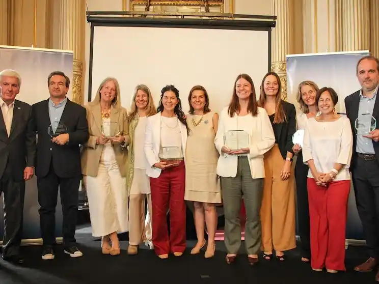 Directivos de ACDE y los premiados de este año.