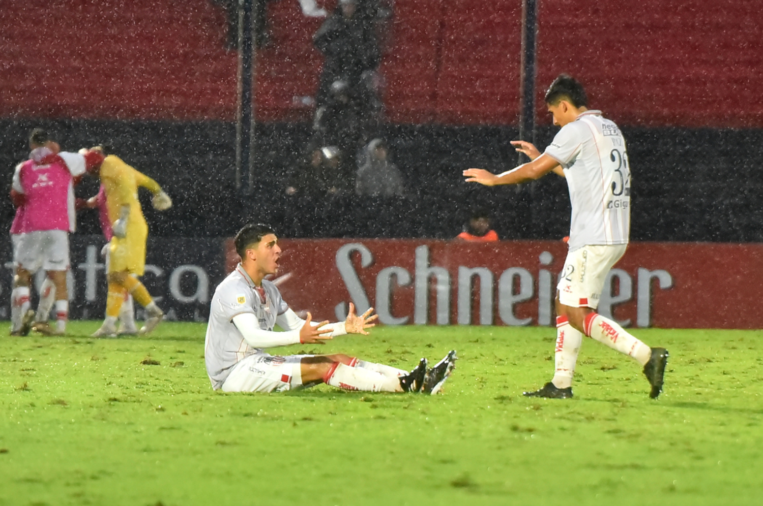 Gol y festejo tatengue bajo la lluvia