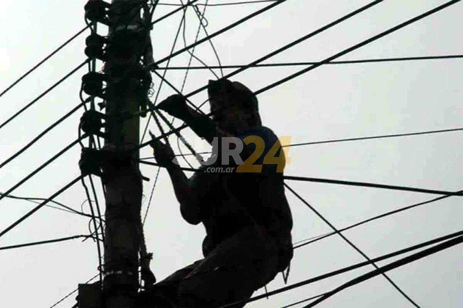 Carcarañá: intentó robar cables de la luz y murió electrocutado