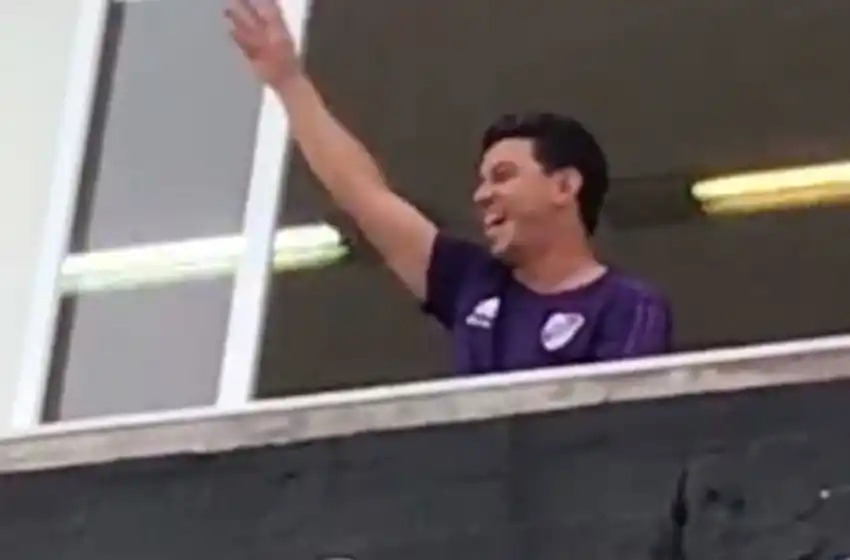 Gallardo salió a cantar con los hinchas en el Monumental