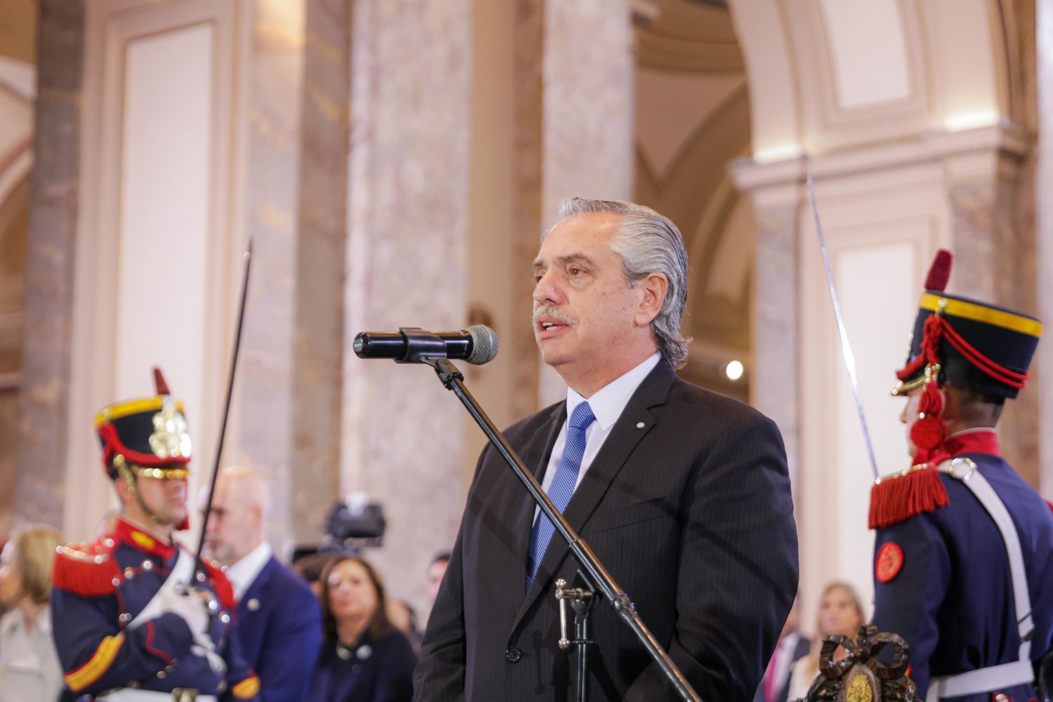 Fernández llamó a "construir en unidad una sociedad más justa" en el Tedeum por el 25 de Mayo