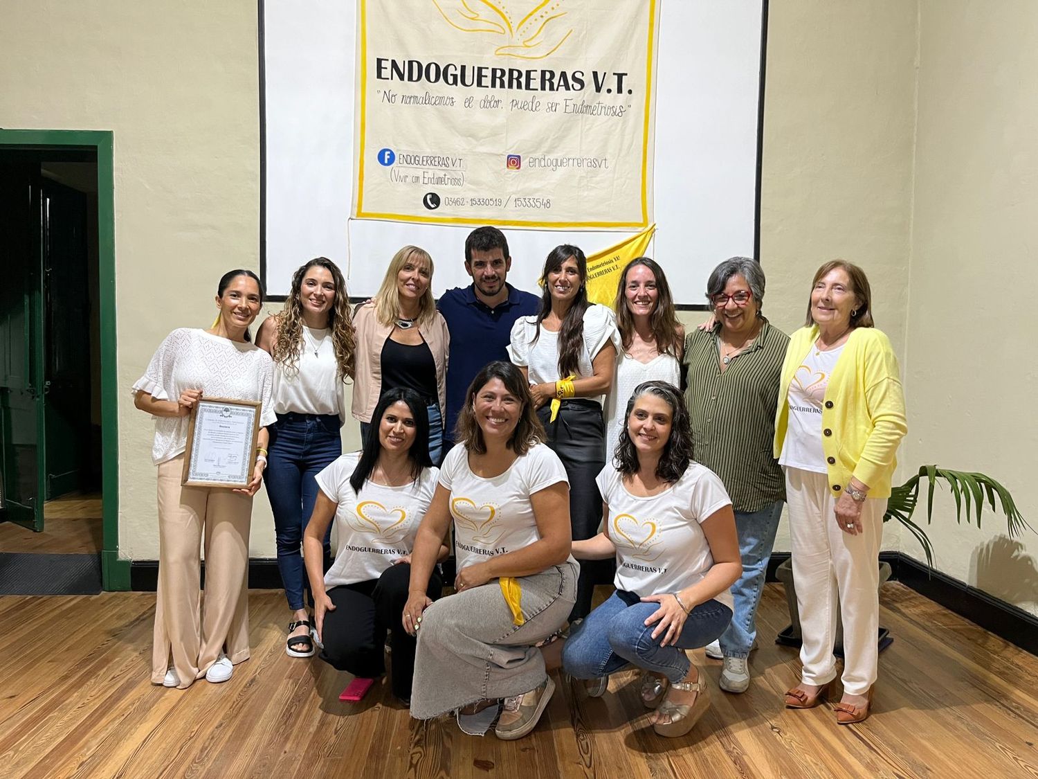 Las Endoguerreras de Venado Tuerto junto a las autoridades locales.