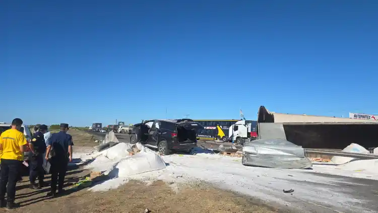 Un camión volcó toda su carga en la ruta 14 y provocó daños en tres vehículos: el conductor fue trasladado al Hospital
