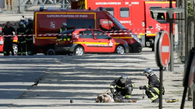Un hombre armado chocó una camioneta policial y causó alarma en París