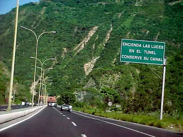 TRAGEDIA EN LA AUTOPISTA: dos muertos al caer una gandola en el segundo viaducto de la Caracas – La Guaira