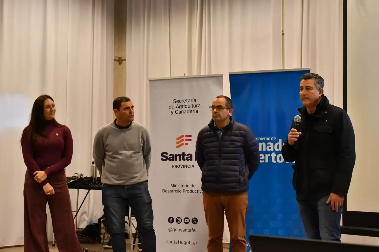 Francisco Paris, micrófono en mano, se dirige a todos los presentes.