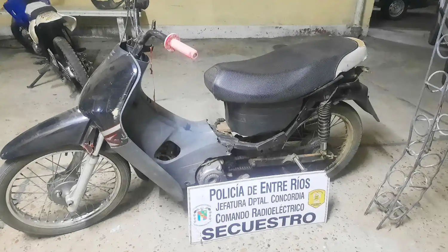 Secuestran moto de dudosa  procedencia, tras inspección policial 