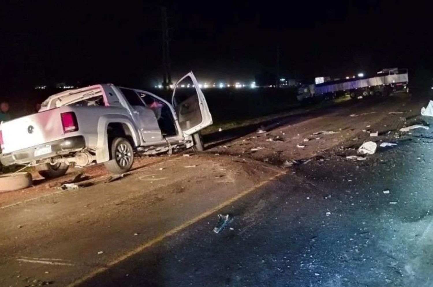 Venado Tuerto: una mujer murió en un violento choque frontal entre una camioneta y un camión